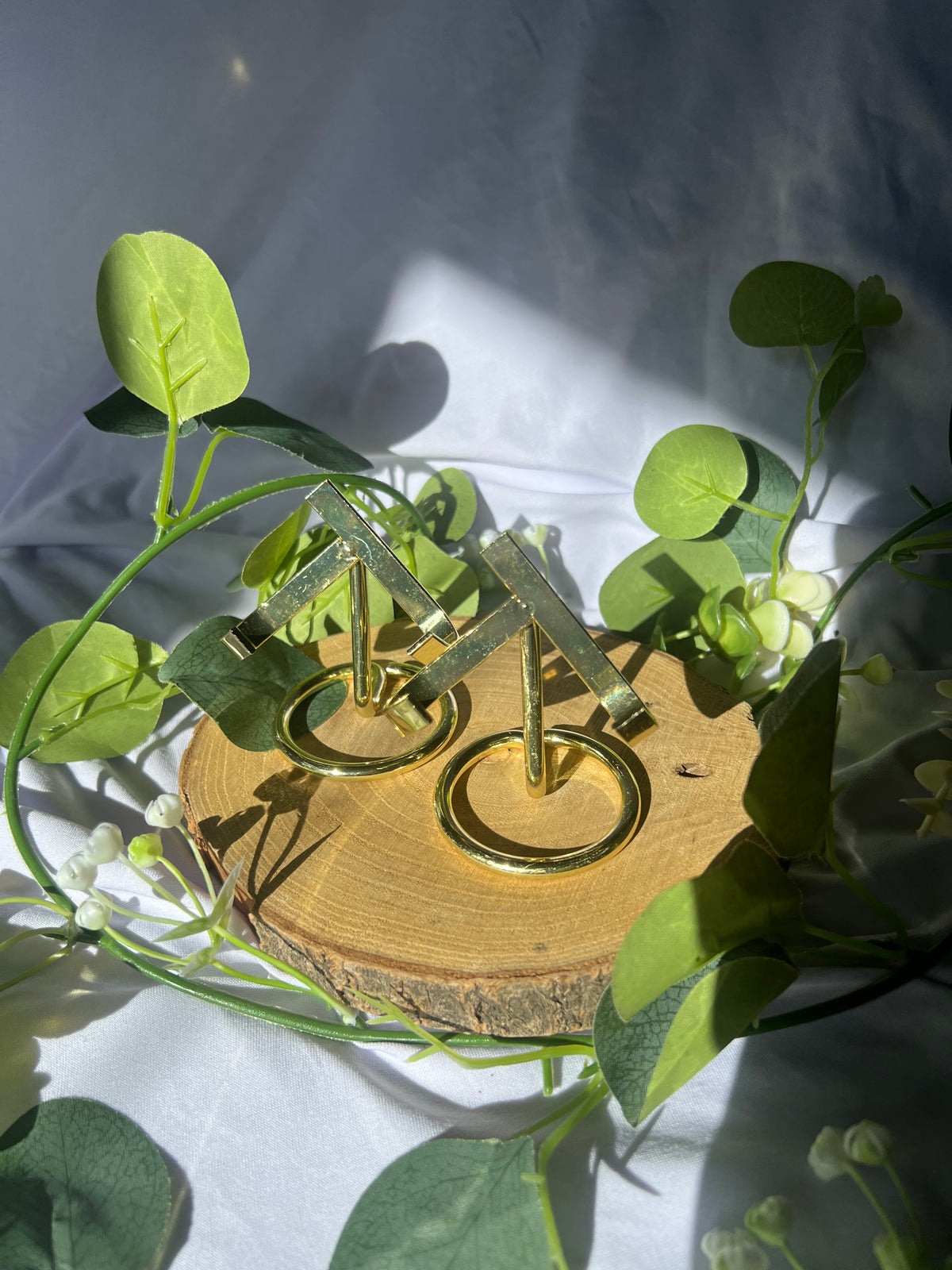 gold metal crystal stand